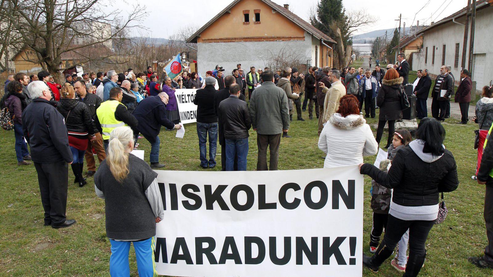  A Miskolcon zajló kitelepítések ellen tiltakoztak és jelképesen lezárták a telepre vezető egyik utcát élőlánccal és piros-fehér