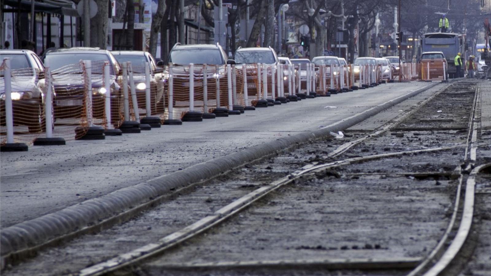 A körút egyes szakaszai egy sávra szűkülnek, ezen osztoznak a villamospótló buszok és az autósok FOTÓ: MOLNÁR ÁDÁM