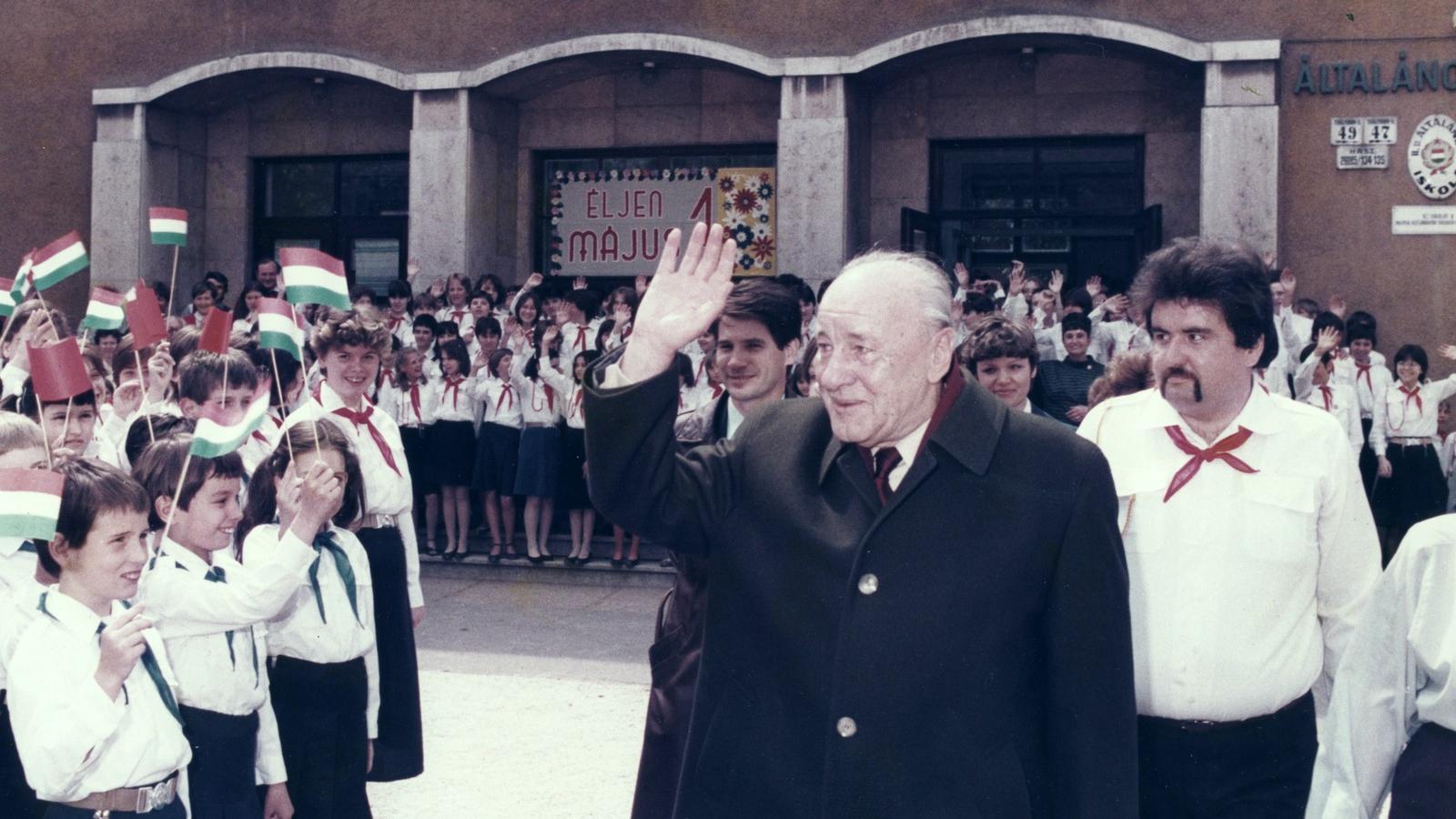 Magyarország, Budapest XIII. Fiastyúk (Thälmann) utca 47-49., Kádár János látogatása a 2 sz. Általános Iskolában (ma Hegedűs Géz