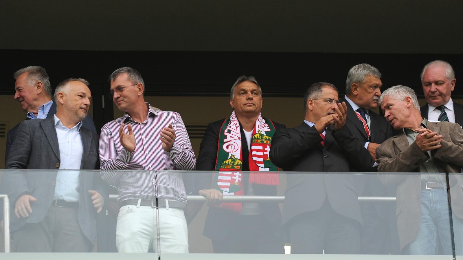 Orbán jobbján Garancsi István, aki épp Hernádi Zsolt Mol-vezérrel, egykori cégtársával beszélget. De mit keres ebben a fi deszes