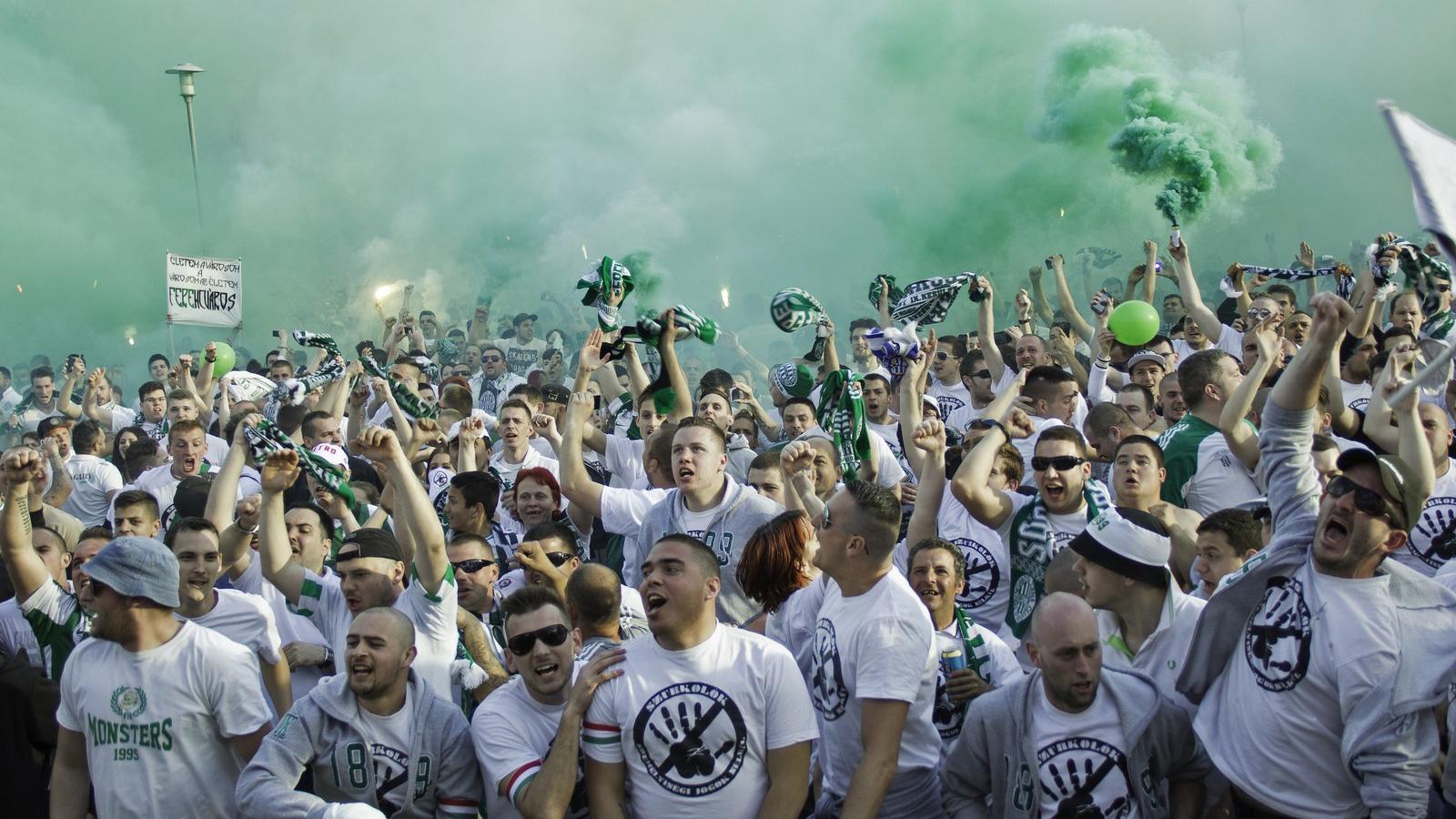 A stadionon kívül drukkoltak a Szurkolók Személyiségi Jogok Nélkül mozgalom tagjai előző vasárnap, a Ferencváros–Újpest rangadón