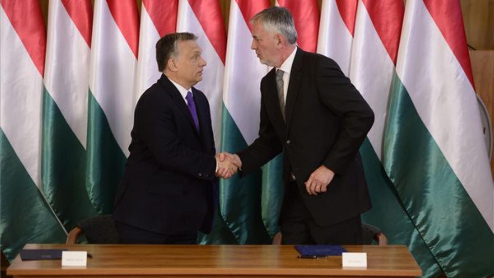 Orbán Viktor miniszterelnök (b) és Páva Zsolt, Pécs polgármestere. MTI Fotó: Sóki Tamás