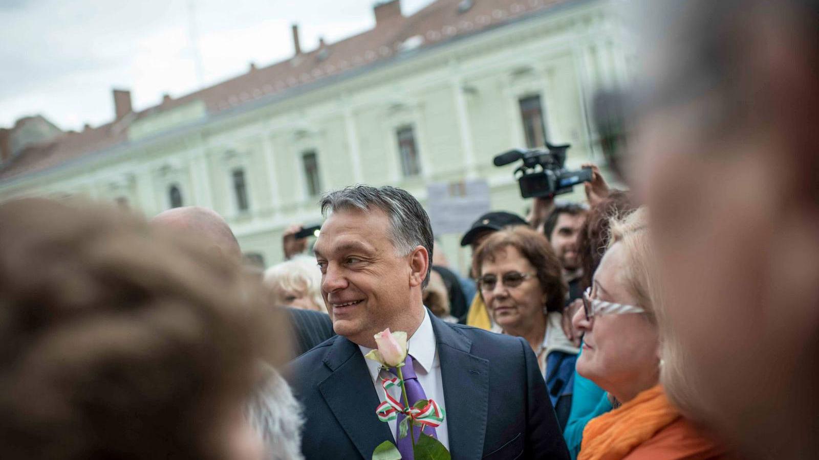 Orbán a rajongók körében Pécsett. Forrás: Facebook/Orbán Viktor