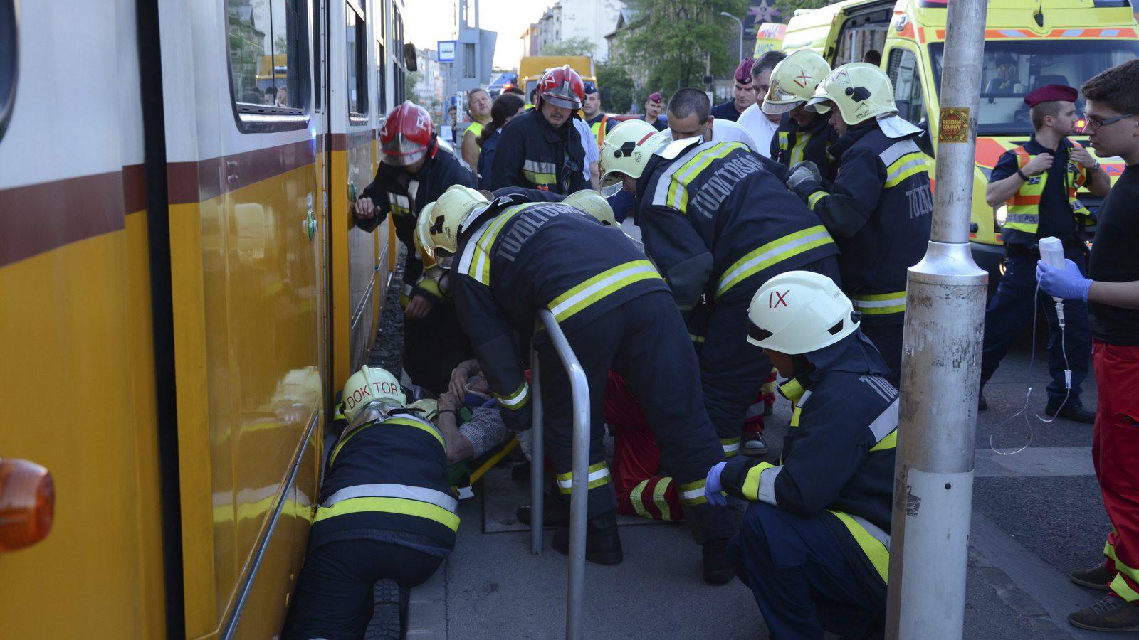 Tűzoltók emelnek ki egy férfit a 2-es villamos alól, a főváros IX. kerületében, a Soroksári út 62. előtt MTI Fotó: Mihádák Zoltá