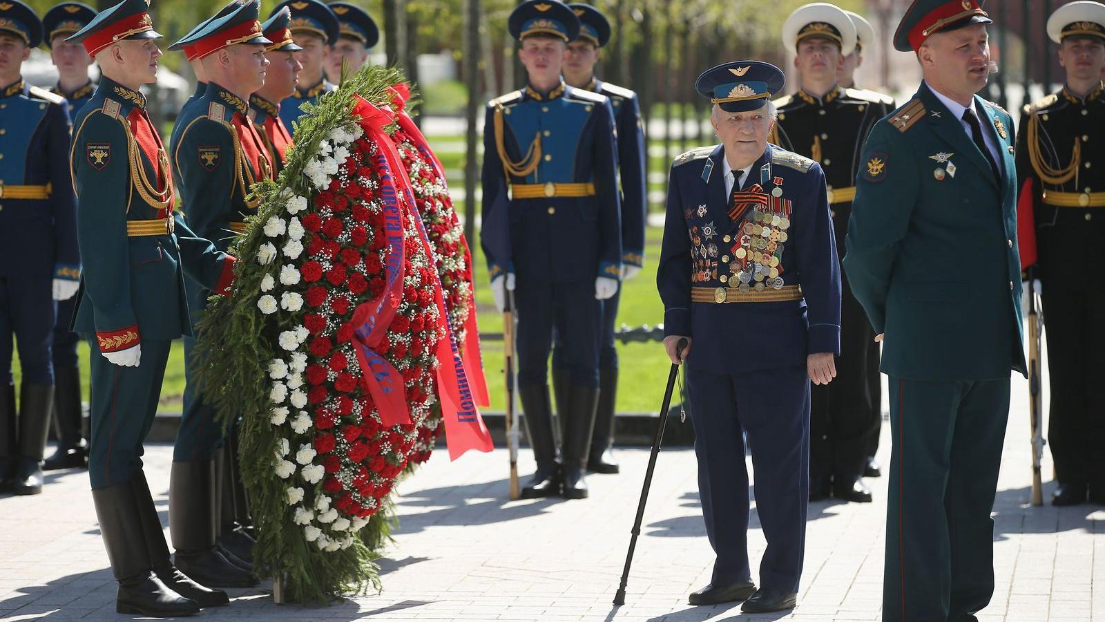 Kilencvenéves szovjet veterán koszorúz a 70. évfordulón FOTÓ: EUROPRESS/GETTY IMAGES/SEAN GALLUP