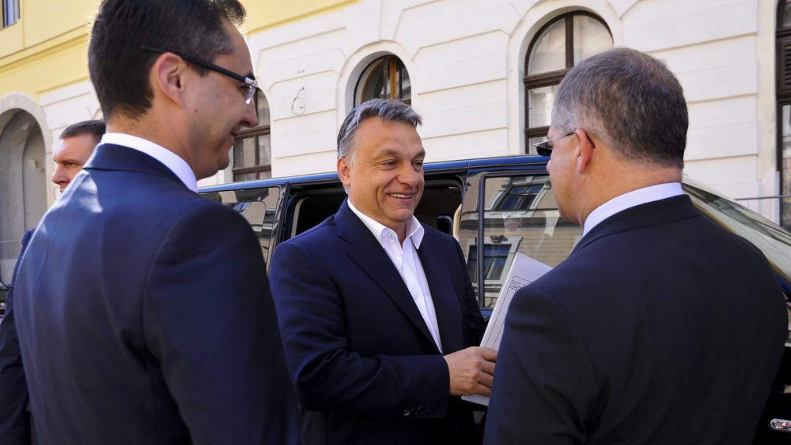 Papp László polgármester, Orbán Viktor és Kósa Lajos: „Magyarország komoly ország” FOTÓ: MTI/CZEGLÉDI ZSOLT