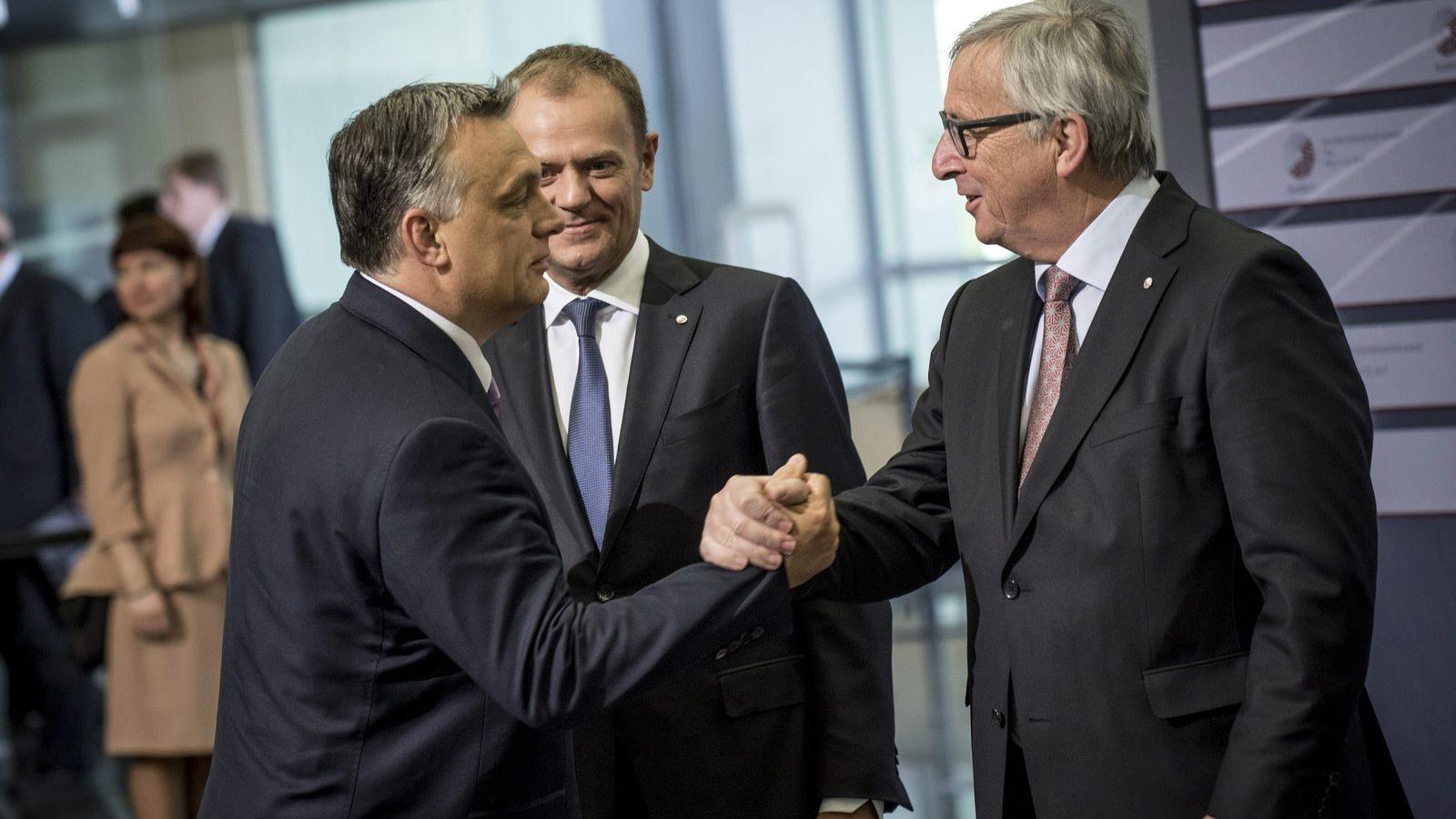 A Miniszterelnöki Sajtóiroda által közreadott képen Jean-Claude Juncker, az Európai Bizottság elnöke (j) és Donald Tusk, az Euró