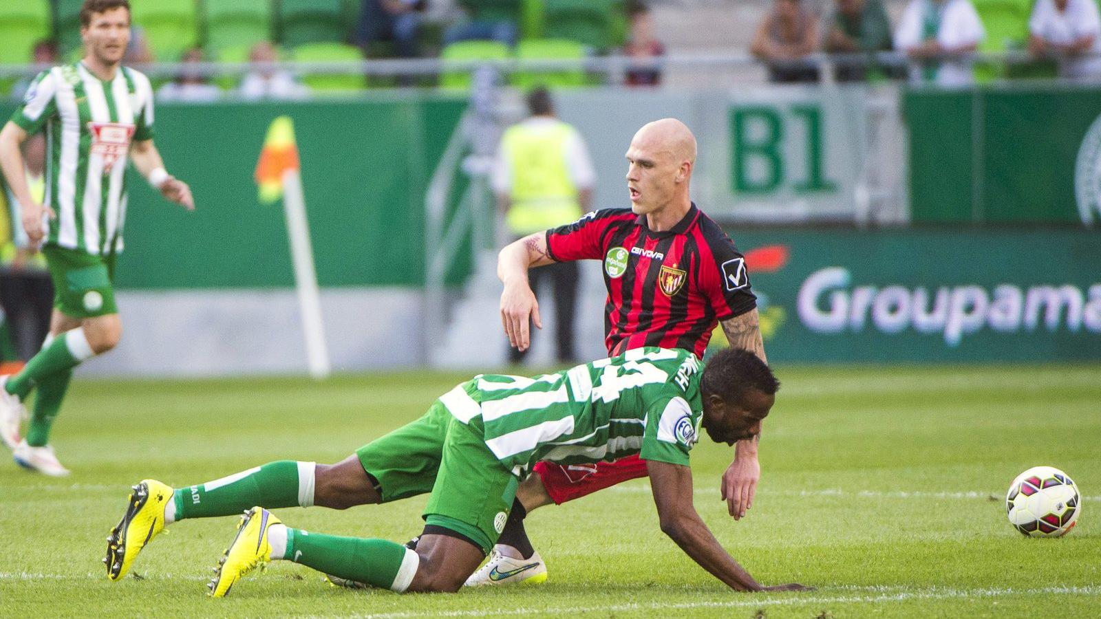 A kispesti Baráth Botond és a ferencvárosi Roland Lamah a labdarúgó OTP Liga 29. fordulójában játszott Ferencváros - Budapest Ho