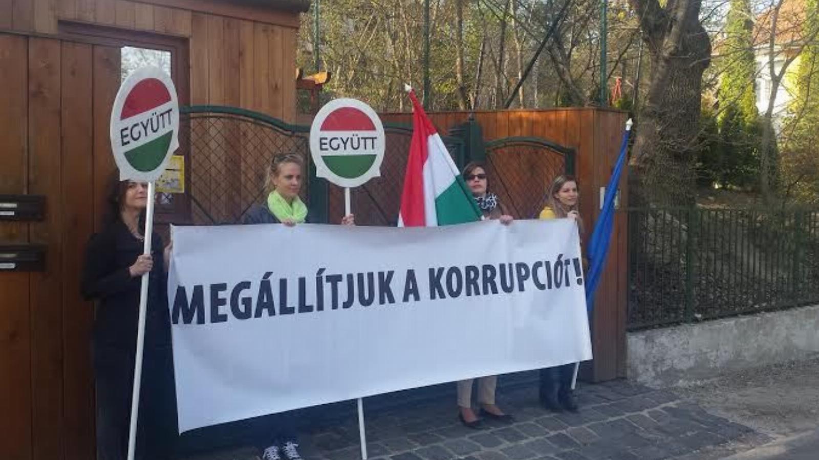 A tüntetés, amikor az Együtt Orbán háza előtt demonstrált. FORRÁS: EGYÜTT