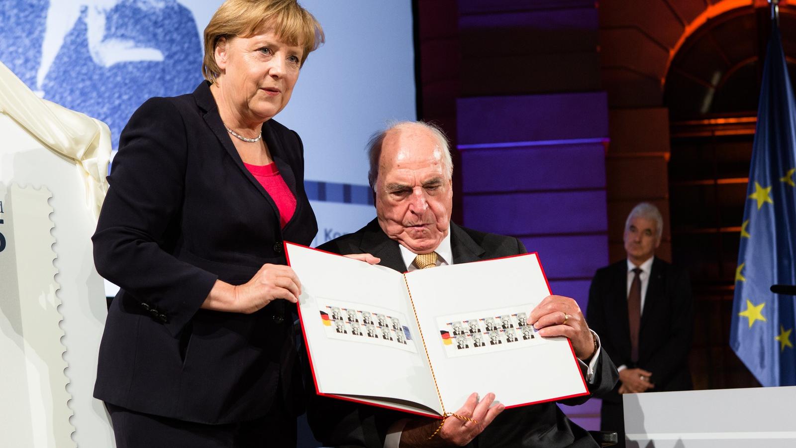 Hemut Kohl Angela Merkellel. FOTÓ:  Christian Marquardt - Pool / Getty Images