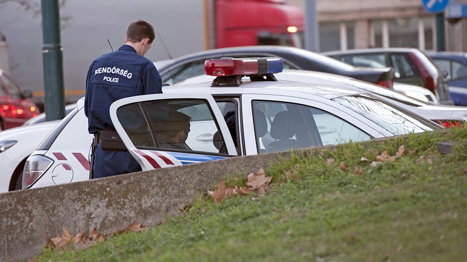 Rendőrautóban ül az a férfi, akinek elrendelték előzetes letartóztatását. MTI Fotó: Lakatos Péter.