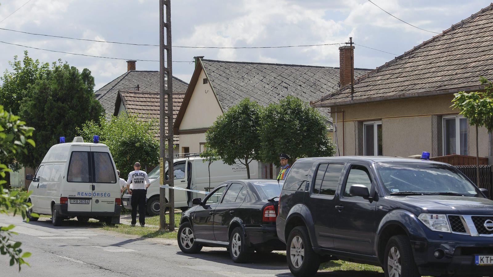  Rendőrök biztosítják a helyszínt Balmazújvárosban, ahol egy családi házban megölte feleségét és két fiát, majd magával is végze