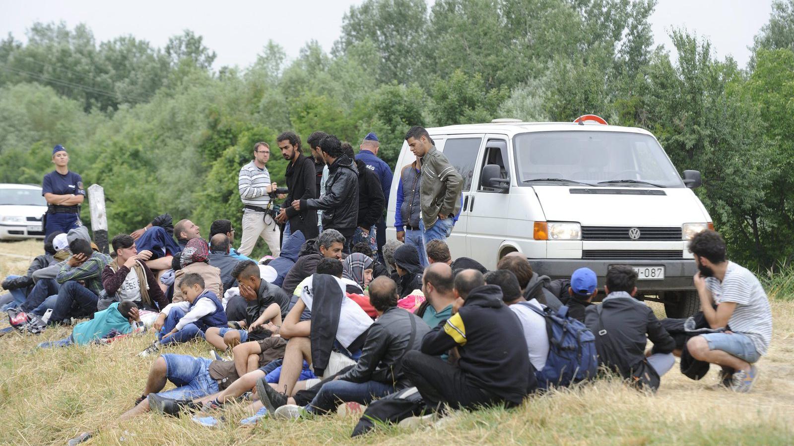 Rendőrök őrzik a Tisza árterében, Szeged közelében elfogott menekülteket   MTI Fotó: Kelemen Zoltán Gergely