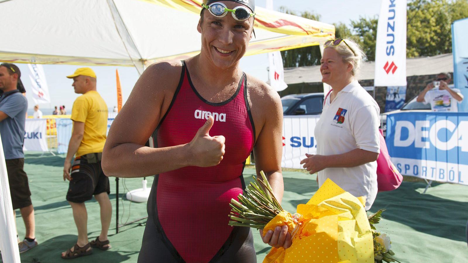 Risztov Éva olimpiai bajnok úszónő, a Révfülöpről indult Balaton-átúszás második helyezettje, a női verseny győztese beérkezik a