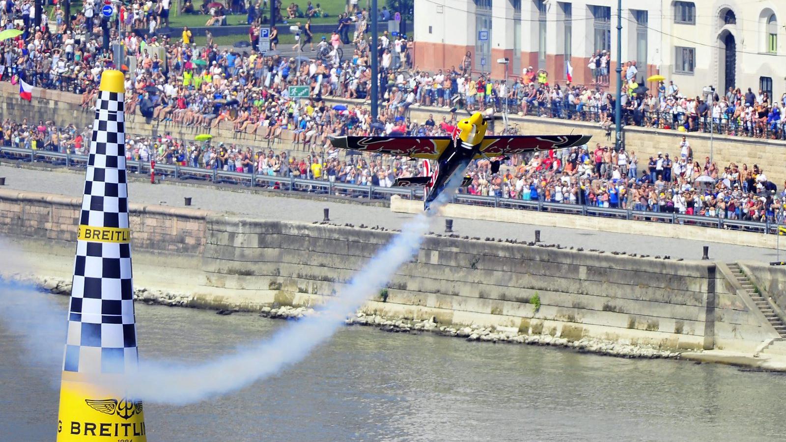 Besenyei Péter repül a Duna felett a Red Bull Air Race Master Class kategóriájának első előfutamában Budapesten 2015. július 5-é