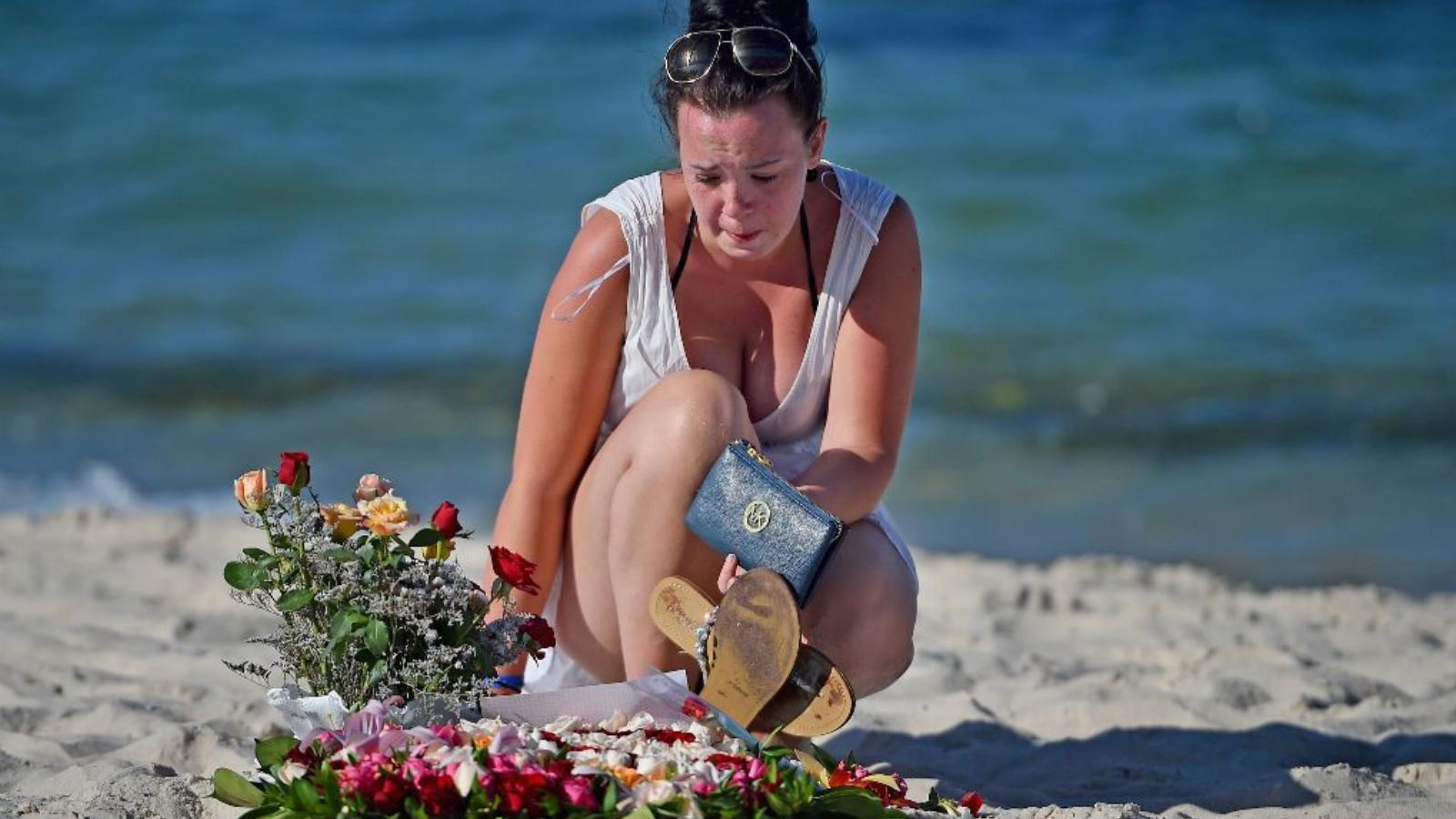 Sousse , Marhaba Beach – A nyaralók virágokkal emlékeznek a terrortámadás áldozataira FOTÓ: EUROPRESS/GETTY IMAGES/EFF J. MITCHE