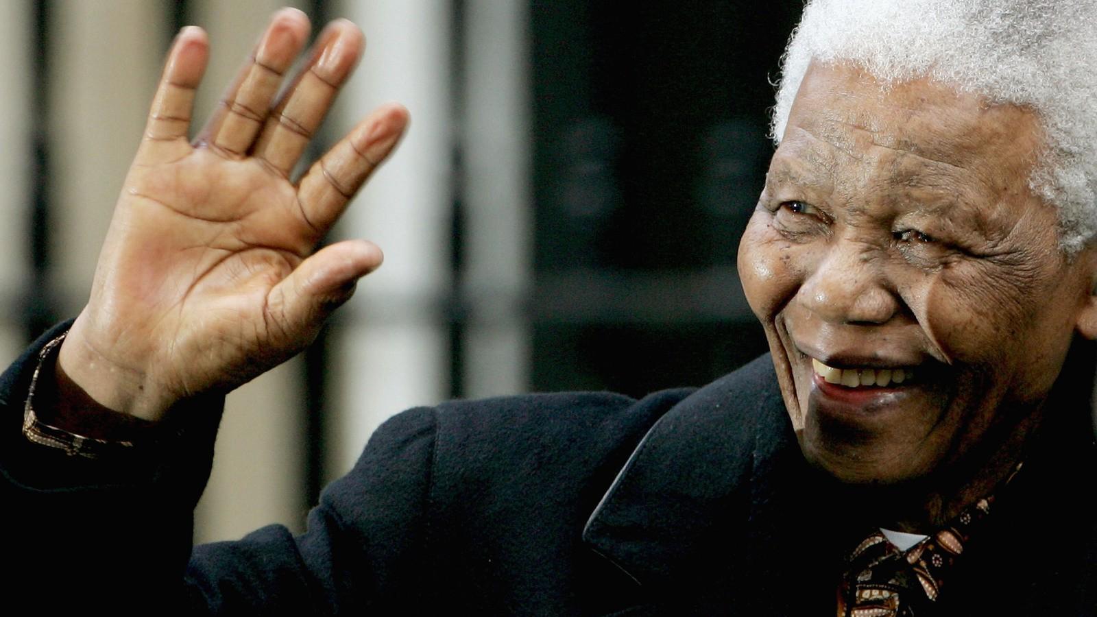 Nelson Mandela ex-elnökként látogatott 2004-ben Londonba. Fotó: Ian Waldie/ Getty Images.