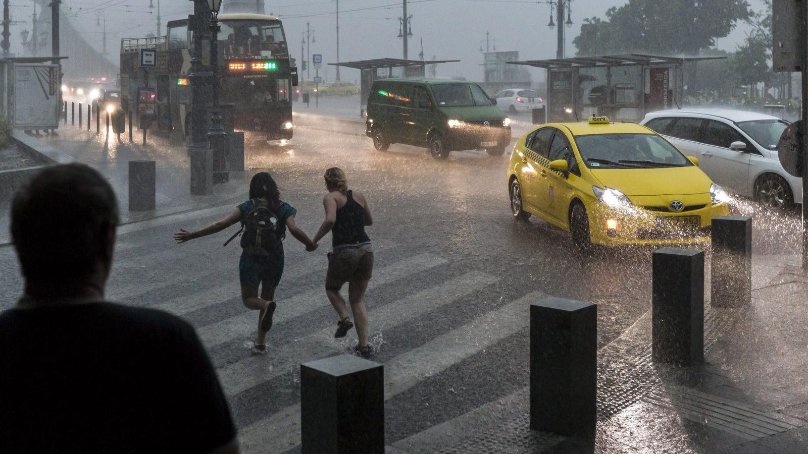 Vihar Budapesten, a Fővám téren 2015. július 8-án. MTI Fotó: Szigetváry Zsolt