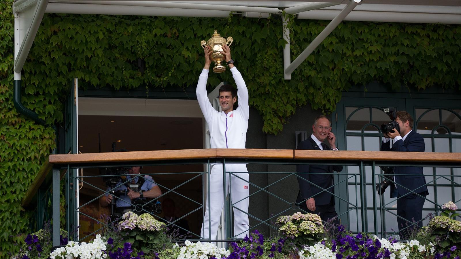 Novak Djokovic kupával a kezében. FOTÓ: Carl Court/Getty Images