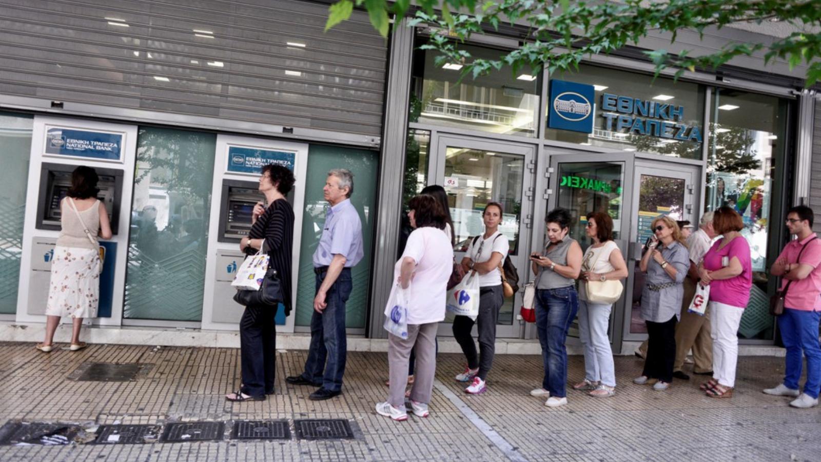 Jövő hétfőtől talán kisebb sorok lesznek a bankautomaták előtt FOTÓ: EUROPRESS/GETTY IMAGES/MILOS BICANSKI