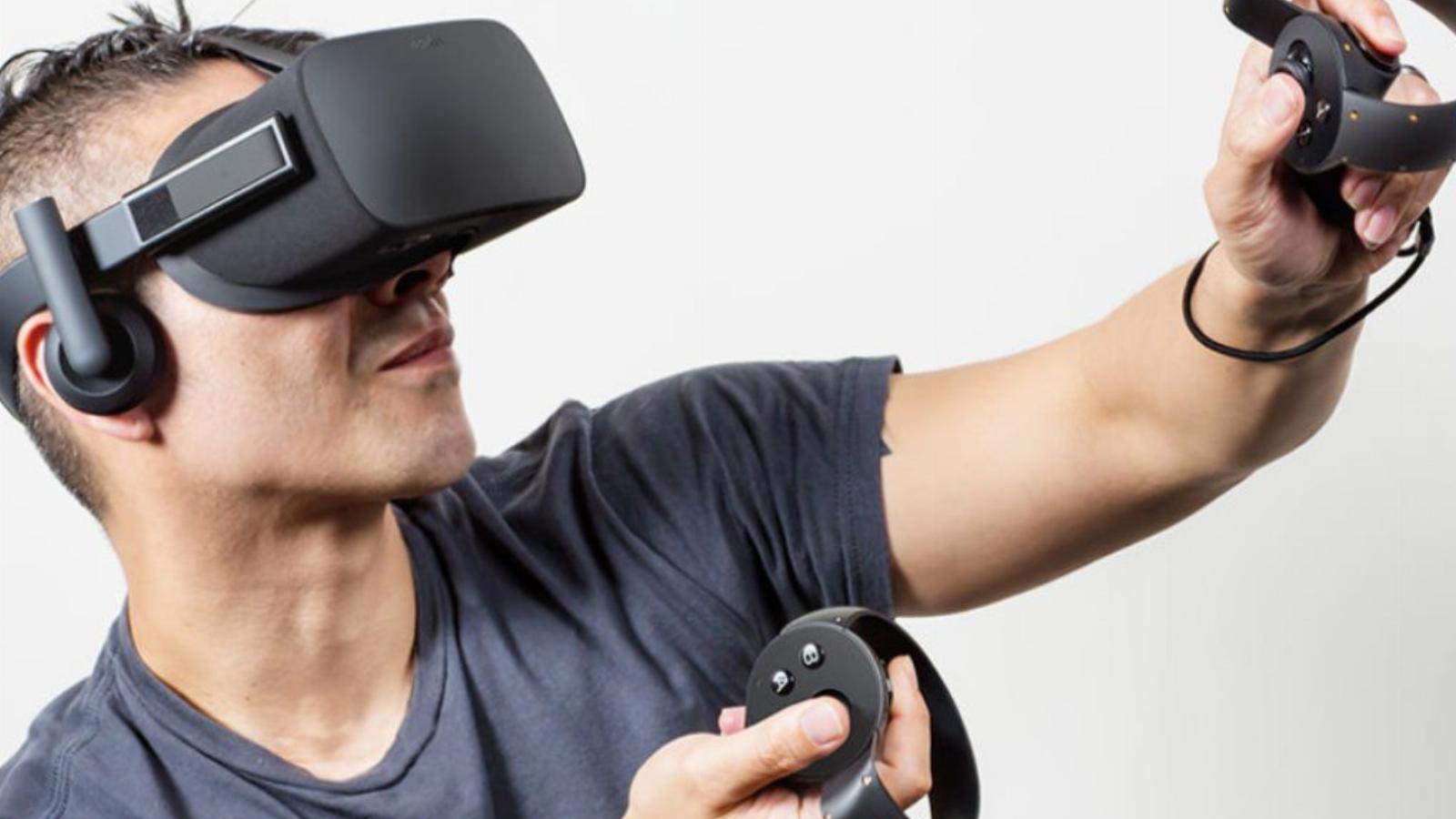 A hamarosan a nagyközönség számára is megjelenik az újabb virtuálisvalóság-sisak, az Oculus Rift VR. (Ehhez tartozik az Oculus T