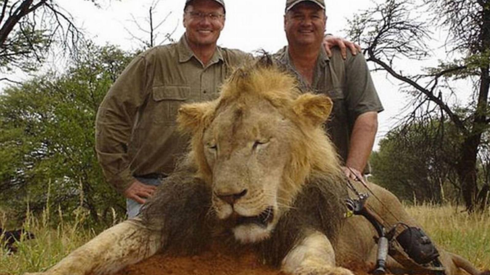 Walter Palmer (balra) az állatvédők közellensége lett FORRÁS: FACEBOOK