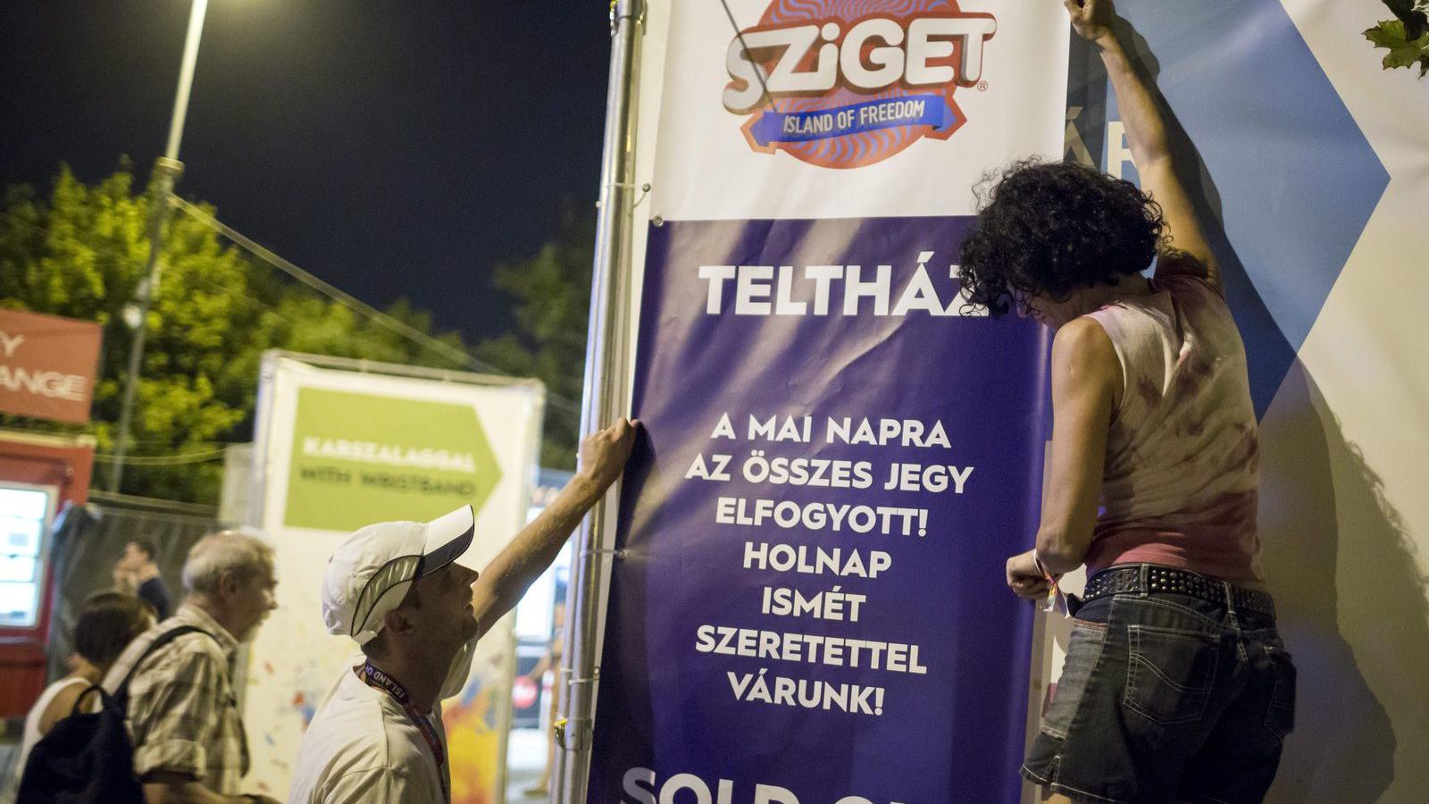  2015. augusztus 15. Kihelyeznek egy telt ház feliratú táblát a bejáratnál a Sziget fesztiválon 2015. augusztus 15-ére virradó é