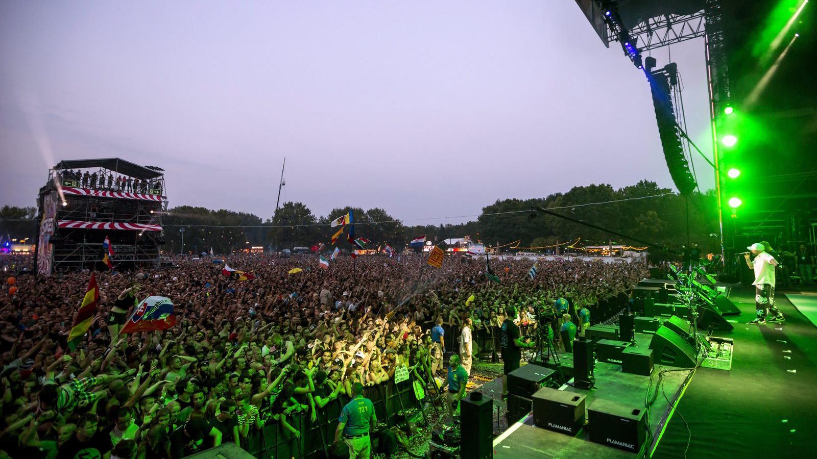 Fred Durst énekes az amerikai Limp Bizkit együttes koncertjén a Sziget fesztivál zárónapján, 2015. augusztus 16-án. MTI Fotó: Mo