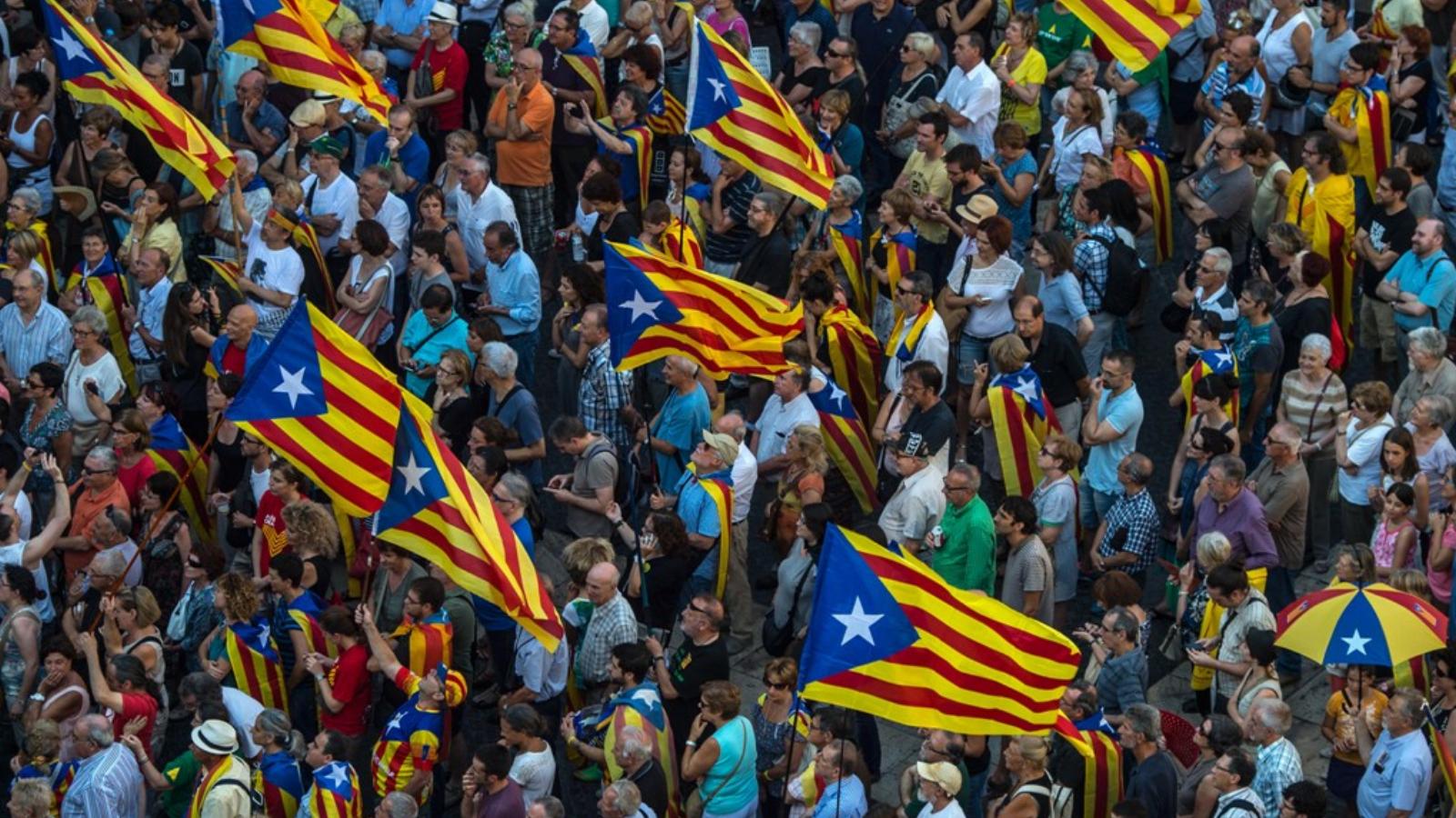 Függetlenségi megmozdulás Barcelonában az előrehozott választás kiírásakor FOTÓ: EUROPRESS/GETTY IMAGES/DAVID RAMOS