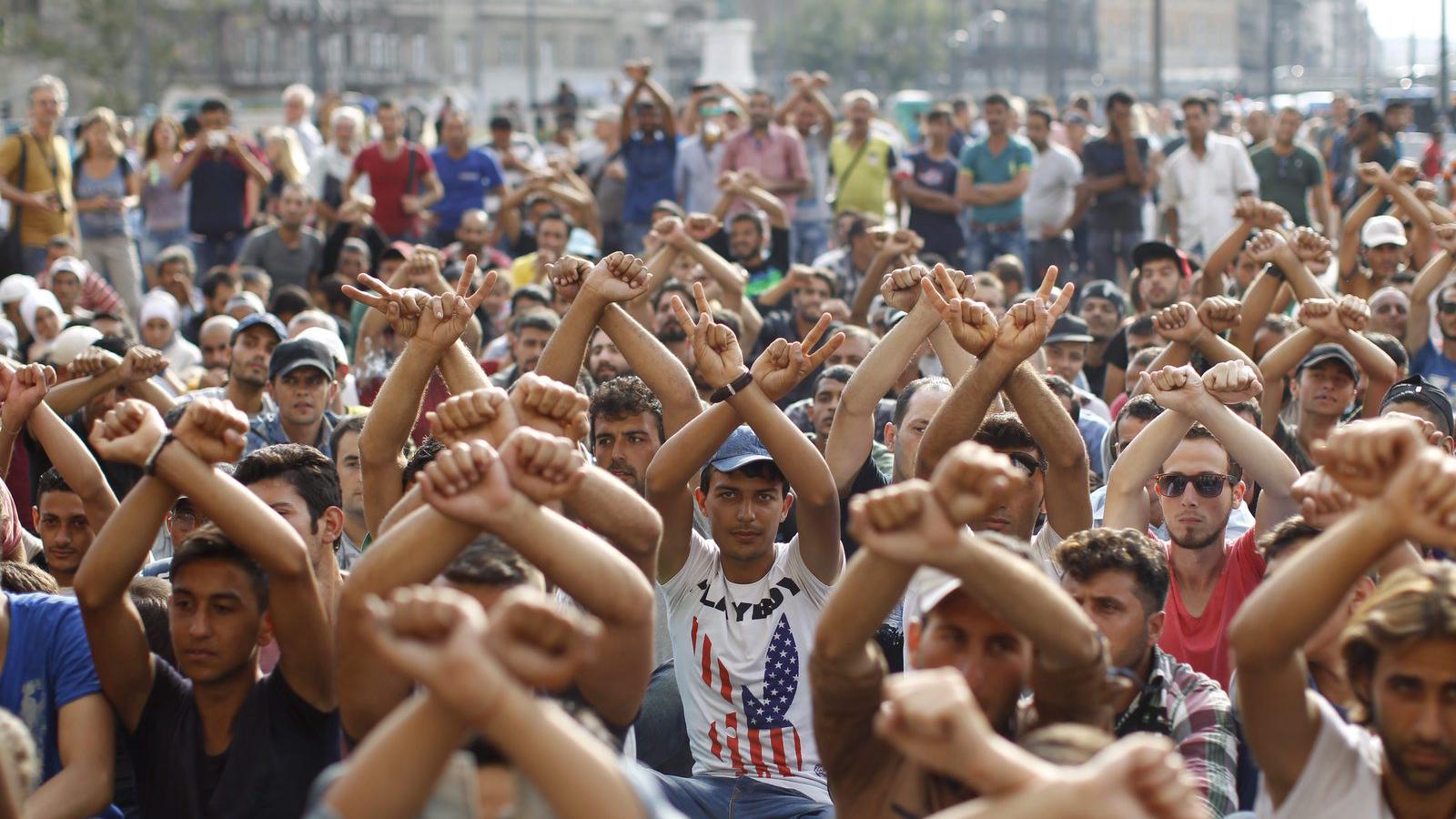  Menekültek demonstrálnak a Keleti pályaudvar előtt 2015. szeptember 3-án. MTI Fotó: Szigetváry Zsolt