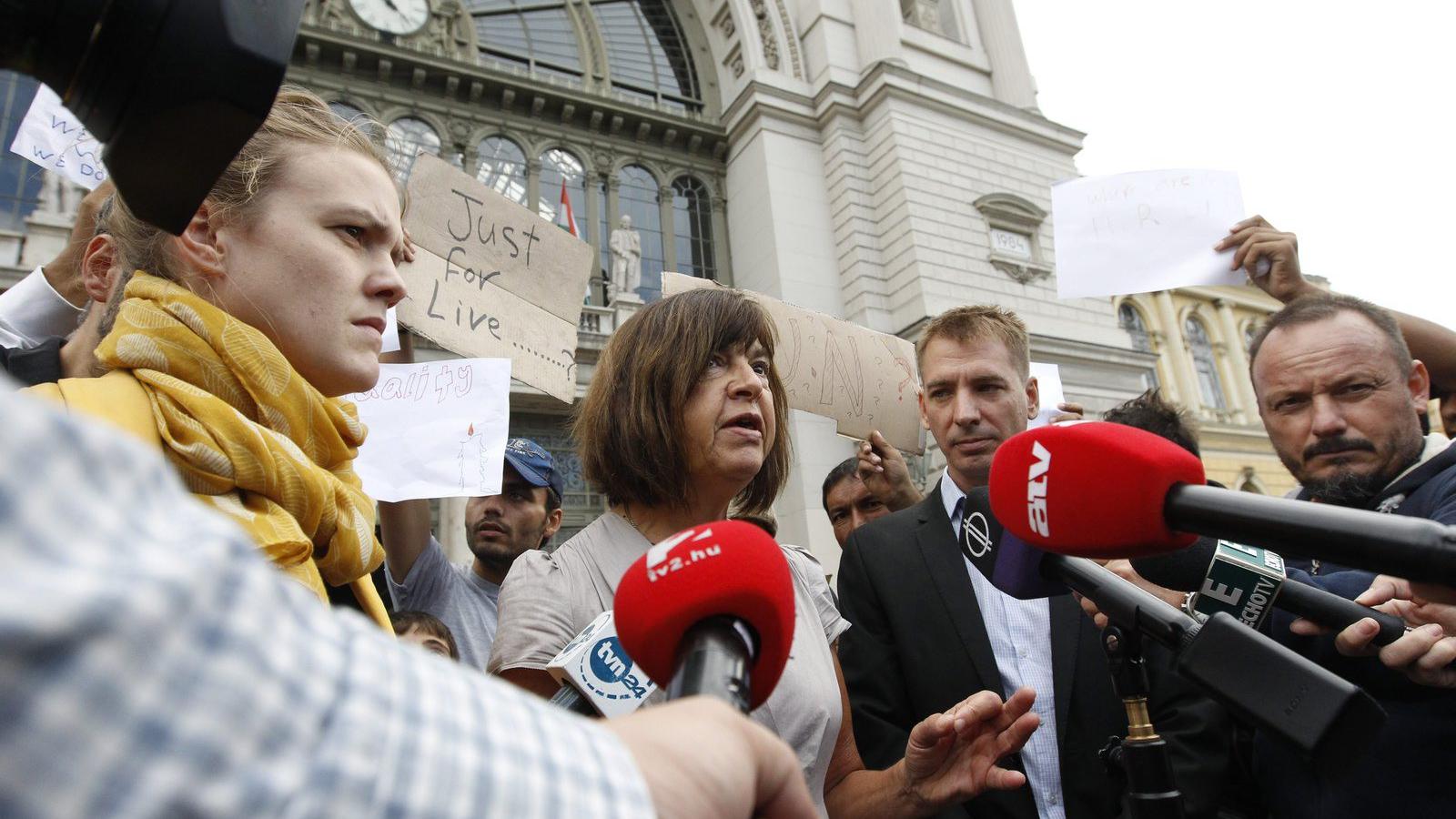 A német Rebecca Harms, az Európai Parlament Zöldek frakciójának társelnöke.  Mellette balra frakciótársa, Terry Reintke, valamin