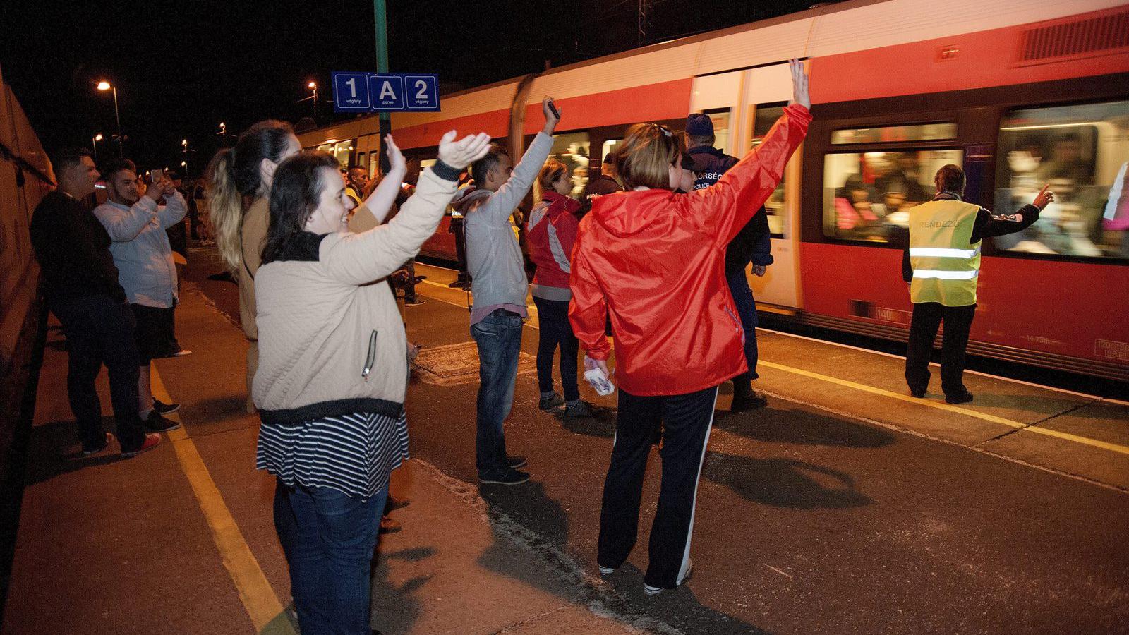 A vámosszabadi befogadó állomásról induló, Nyugat-Európába menekültekkel teli, Hegyeshalom irányába haladó vonat indul Károlyház