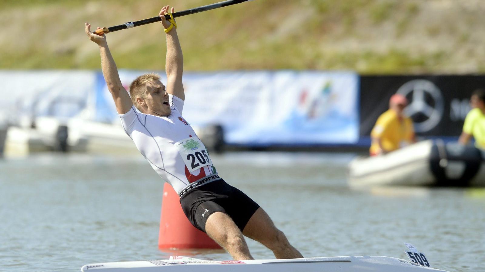 Kövér Márton, miután megnyerte a kenu egyesek versenyét a győri maratoni kajak-kenu világbajnokságon, 2015. szeptember 12-én. MT