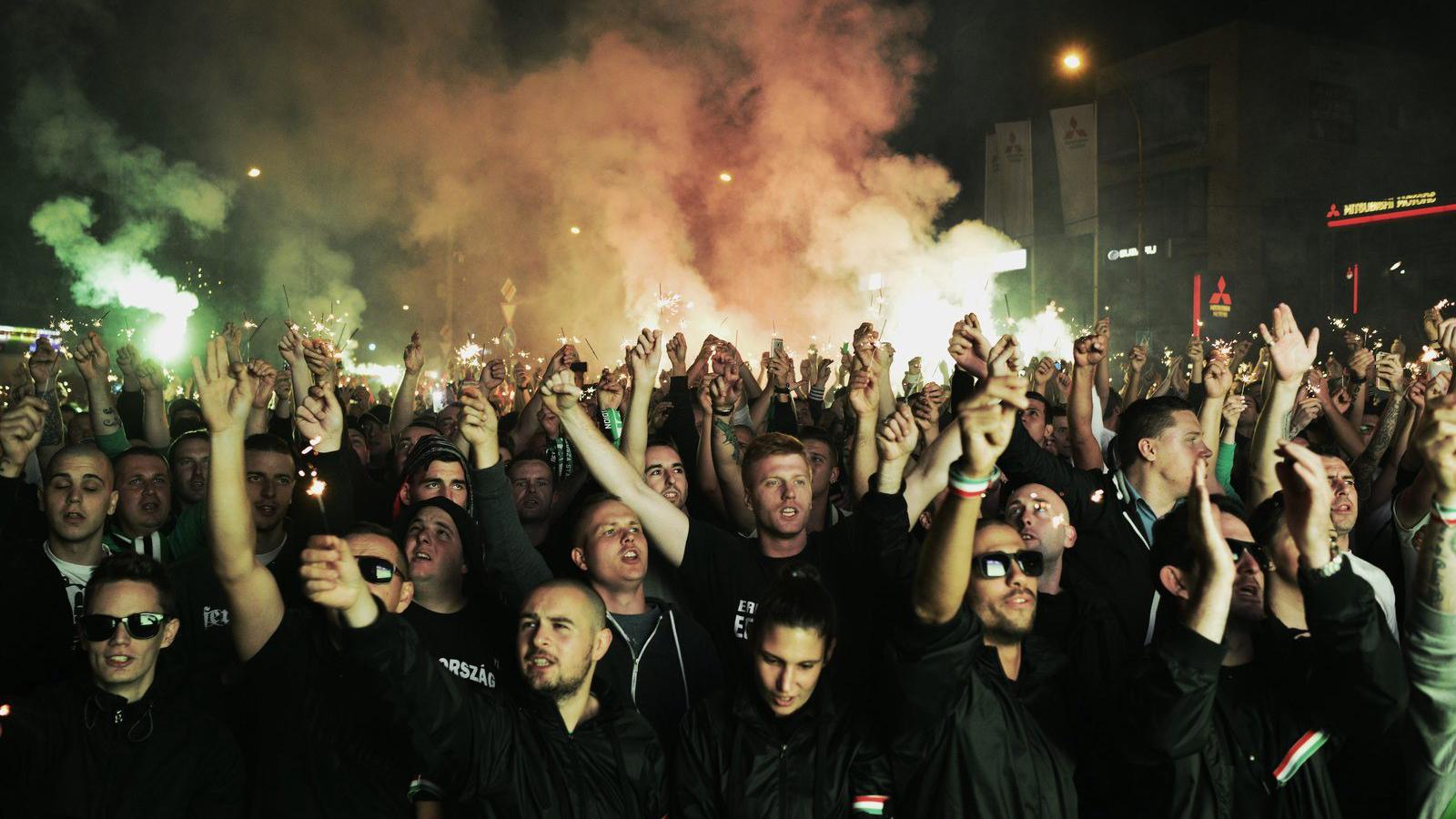 A Ferencváros szurkolóinak egy csoportja, az ultrák a Szusza-stadionnál az Újpest FC-Ferencváros mérkőzés előtt 2015. szeptember