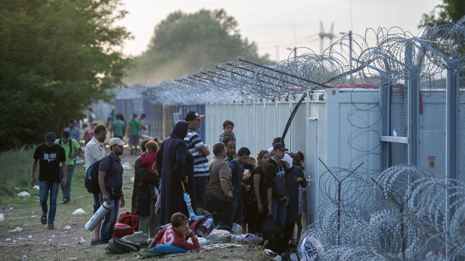 Illegális bevándorlók állnak sorba a Horgos-Röszke áteresztő pontnál, a magyar-szerb határ szerbiai oldalán 2015. szeptember 15-