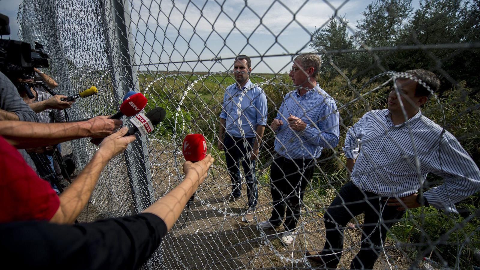 Gyurcsány a kerítés mögül nyilatkozott az újságíróknak a magyar-szerb határnál szeptember 15-én. MTI Fotó: Sóki Tamás