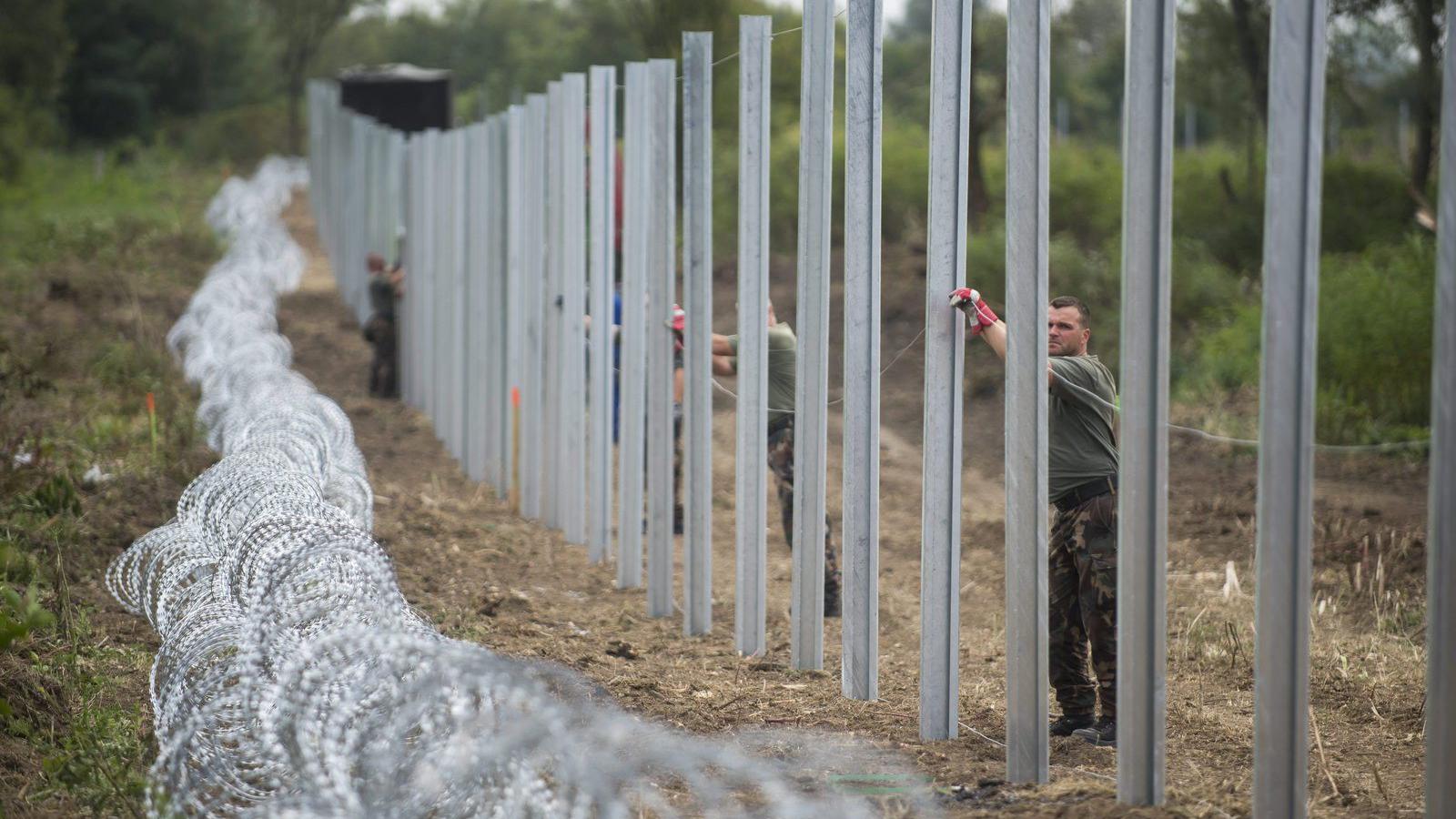 Katonák ideiglenes műszaki határzárat építenek a magyar-horvát vasúti határátkelőnél, Magyarbóly közelében 2015. szeptember 24-é