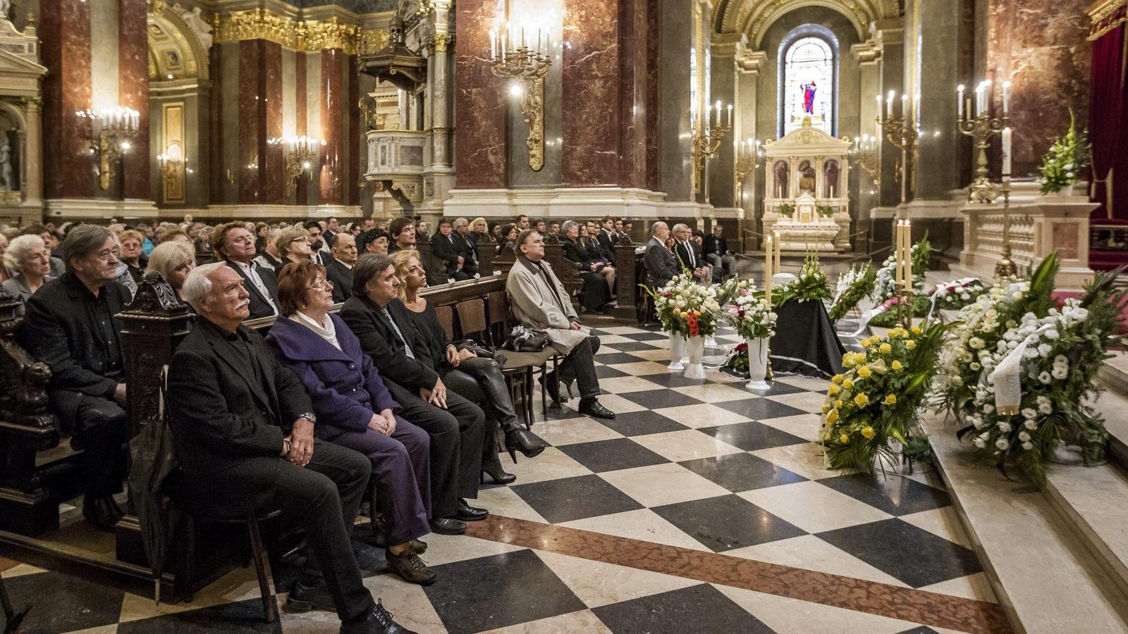 Harangozó Teri énekesnő búcsúztatása a Szent István-bazilikában 2015. szeptember 26-án. Harangozó Teri életének 72. évében, szep