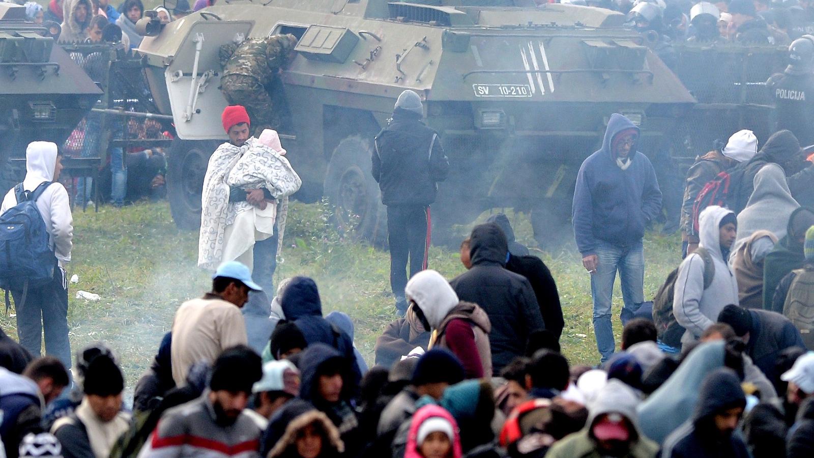 Emberek, csecsemők, tankok - menekülők a horvát-szlovén határnál - Fotó: Jeff J Mitchell/Getty Images 