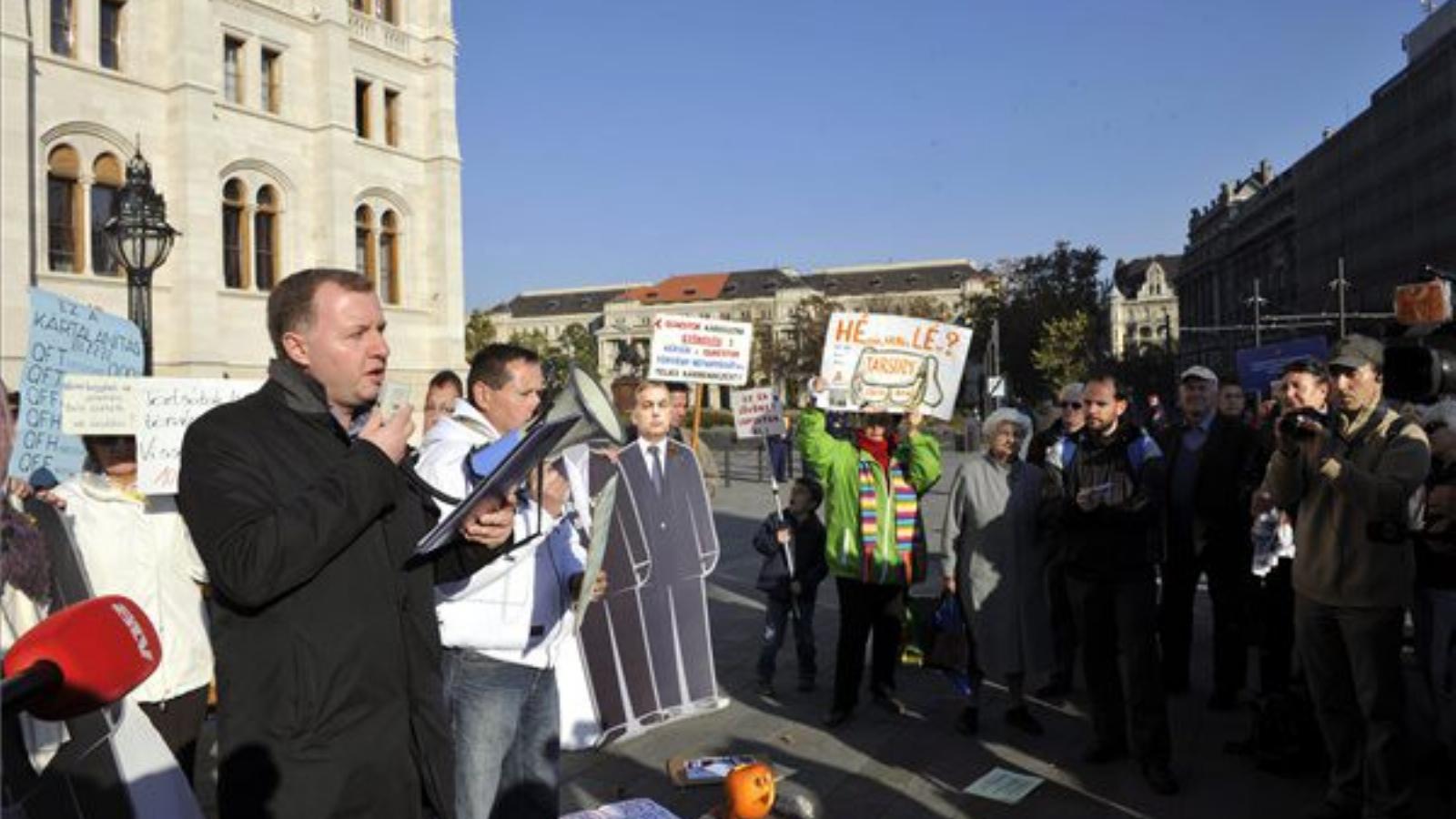 Pápa Levente, az Együtt alelnöke beszédet mond a Quaestor-károsultak demonstrációján MTI Fotó: Kovács Attila