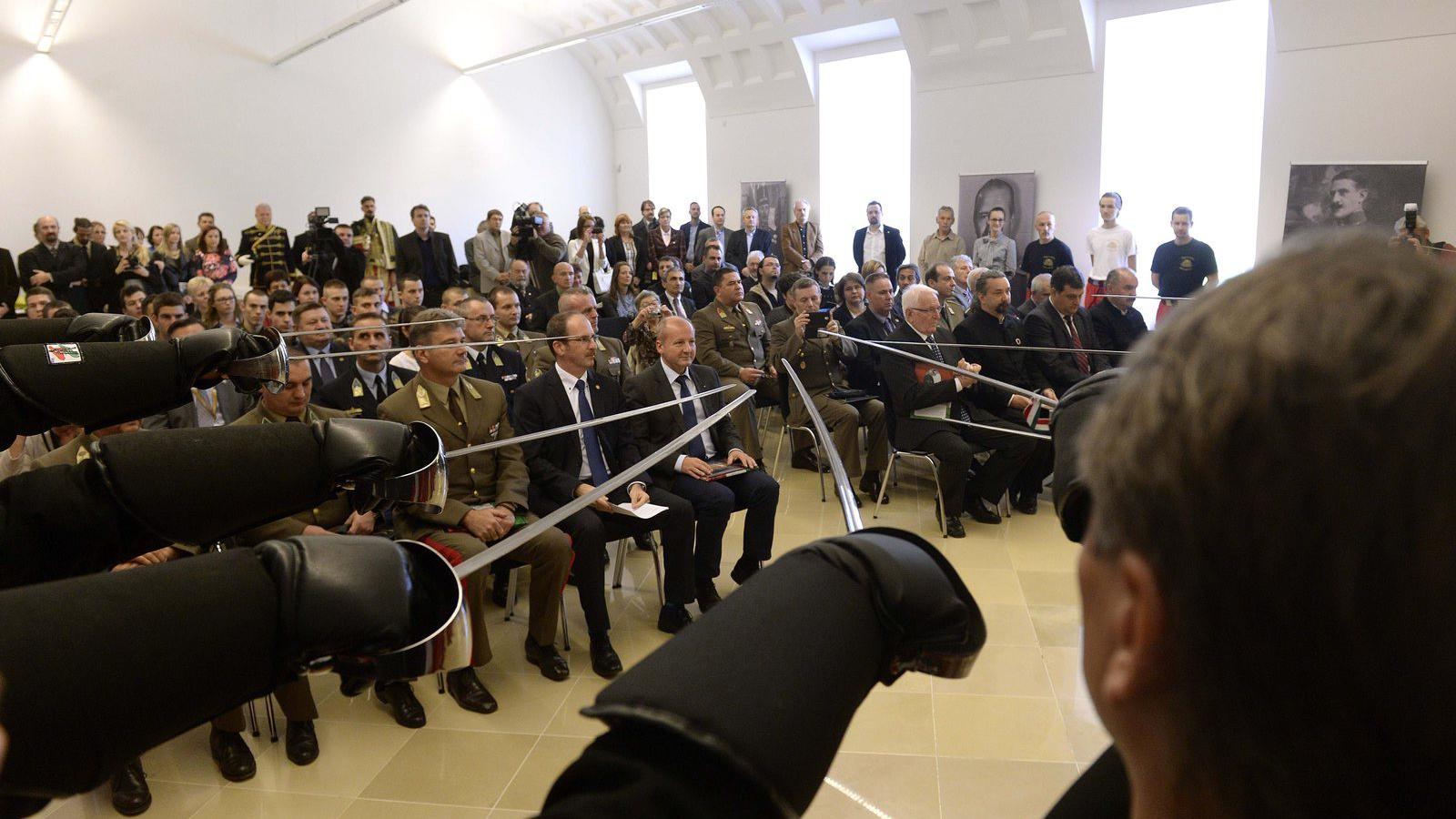 Nem, leszúrják őket, csak megmutatják, hogy milyen lenne, ha mégis - MTI Fotó: Bruzák Noémi