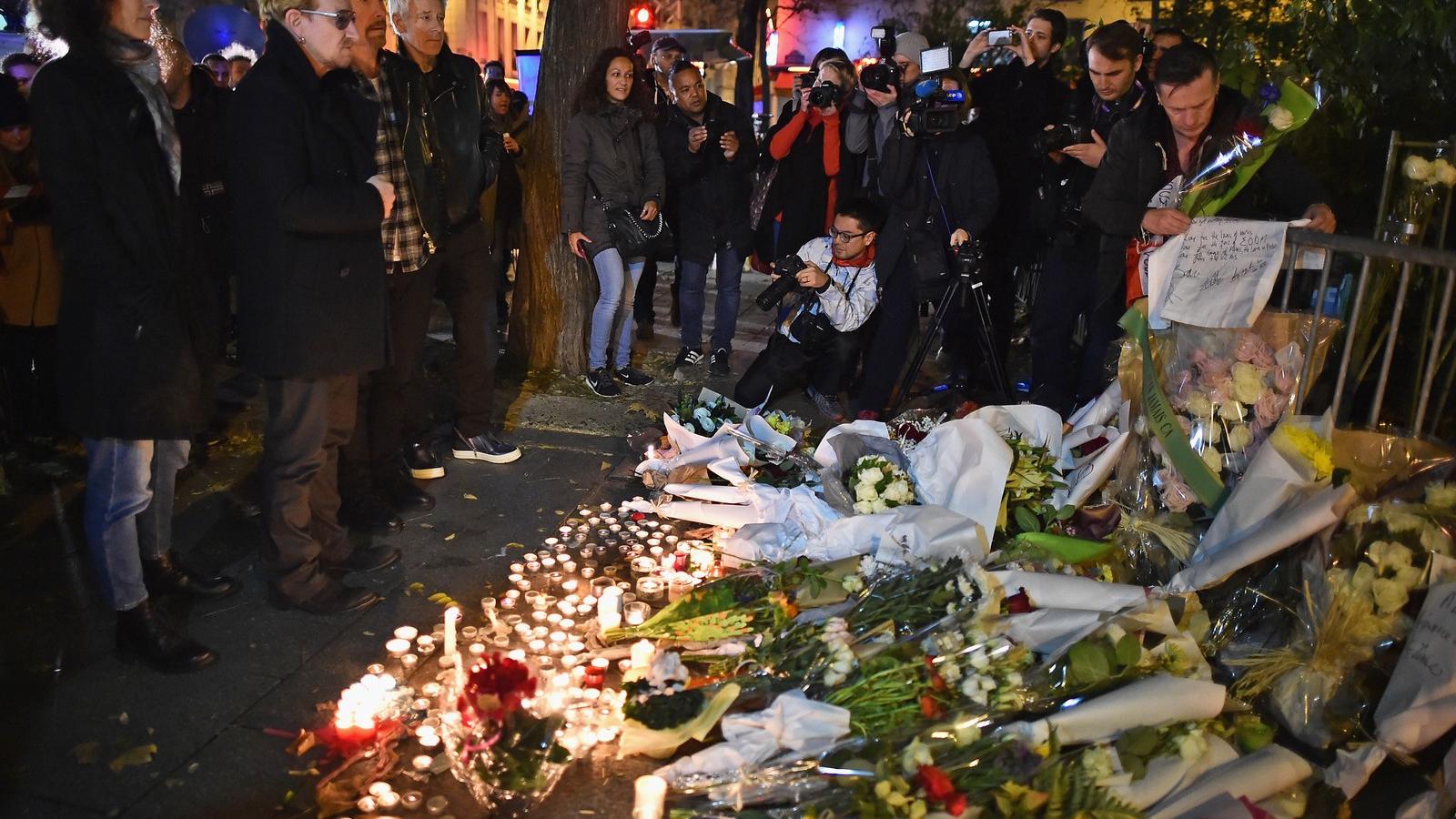 Gyászolók a Bataclan koncertteremnél FOTÓ: Getty Images, Jeff J Mitchell