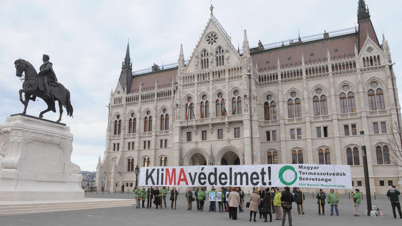 A Természetvédők Szövetsége a klímavédelem fokozását sürgető lakossági üzeneteket adott át a Parlament előtt FOTÓ: VAJDA JÓZSEF