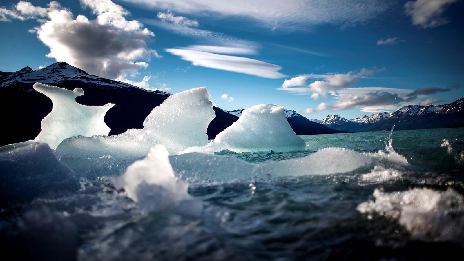 Argentína, Santa Cruz tartomány 2015 november. Letört jégtáblák a Perito Moreno gleccsernél, ami része a Los Glaciares Nemzeti P