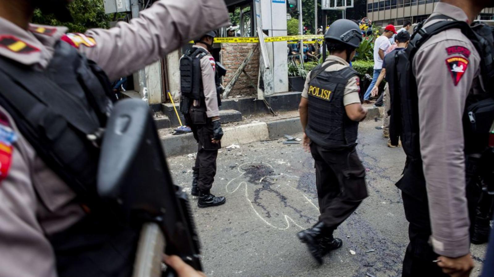 Rendőrök vizsgálják az egyik robbanás helyszínét Jakartában FOTÓ: EUROPRESS/GETTY IMAGES/OSCAR SIAGIAN