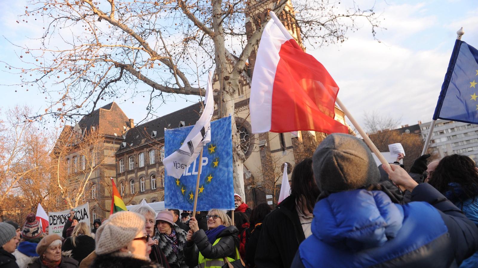 EU-párti és lengyel–magyar kormányellenes tüntetés volt szombaton a budapesti lengyel nagykövetség előtt FOTÓ: TÓTH GERGŐ