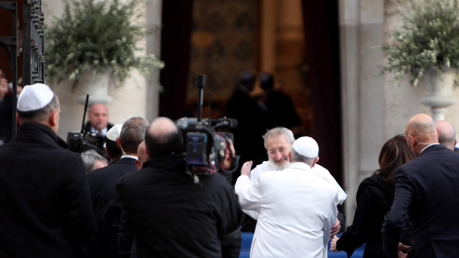 Ferenc pápa megöleli a római rabbit FOTÓ: EUROPRESS/GETTY IMAGES/GIULIO ORIGLIA