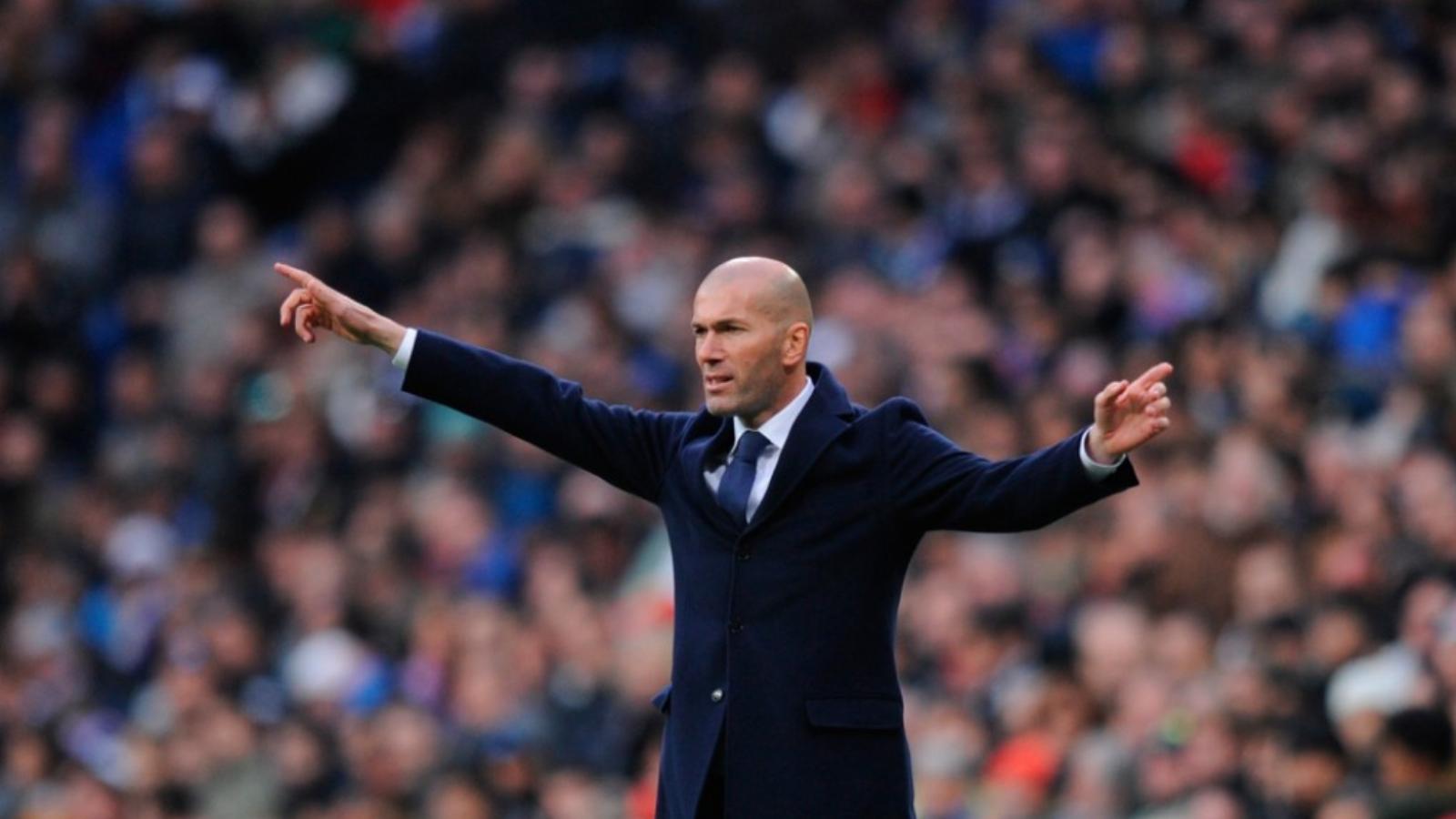 Zidane az oldalvonal mellett is karmesterként irányít FOTÓ: EUROPRESS/GETTY IMAGES/DENIS DOYLE