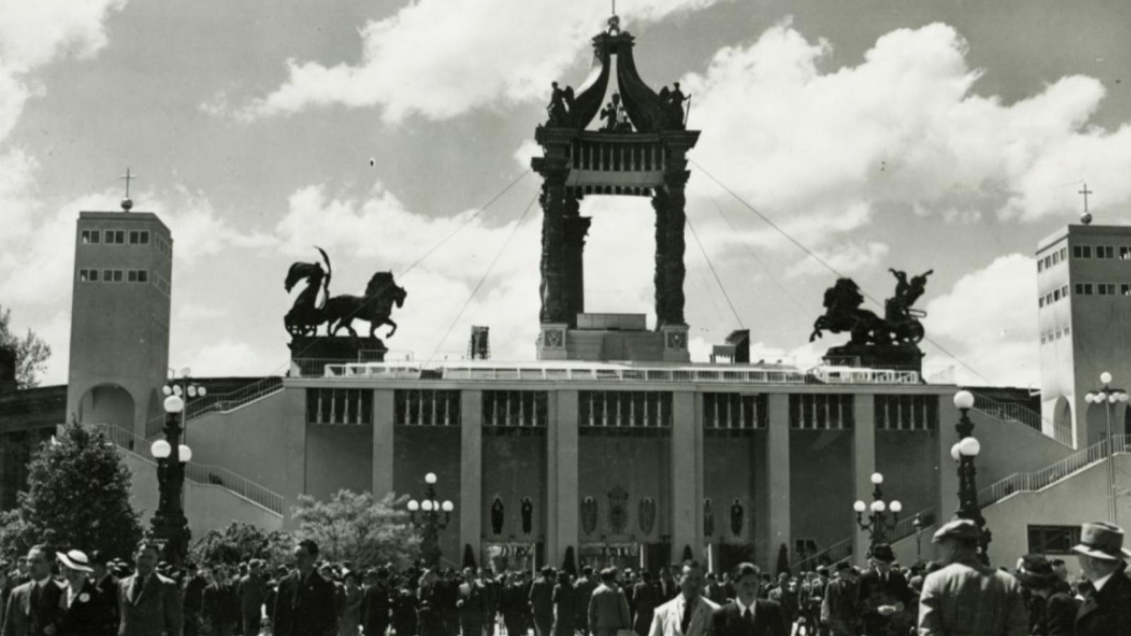 A világkongresszus főoltára Budapesten, a Hősök terén (1938) FOTÓ: FORTEPAN/CSÁSZY ALICE