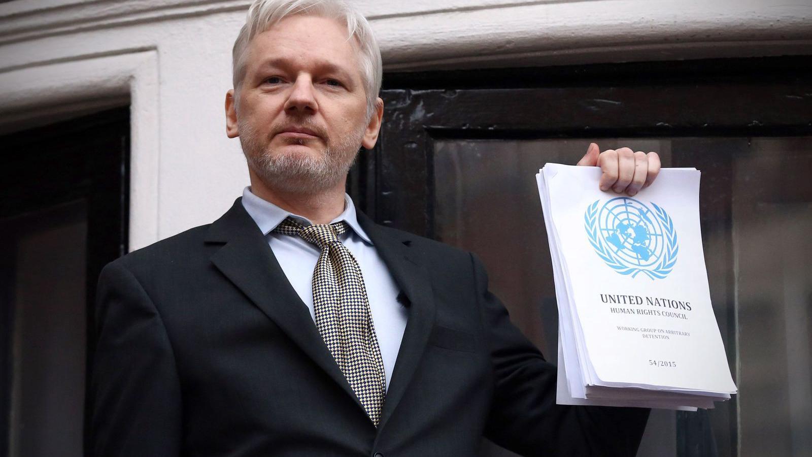 Julian Assange megjelent az ecuadori követség erkélyén, de nem hagyta el a képviseletet FOTÓ: EUROPRESS/GETTY IMAGES/CARL COURT